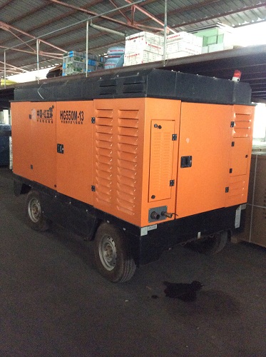 移動(dòng)螺桿空壓機(jī)